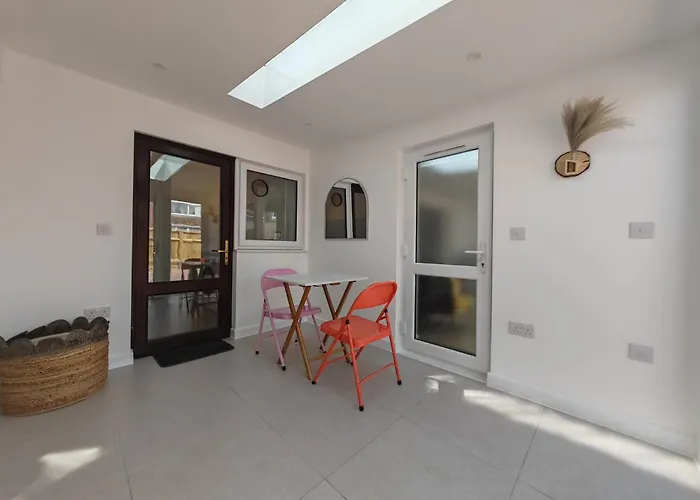 Gated 2 Guests Private House Free Parking