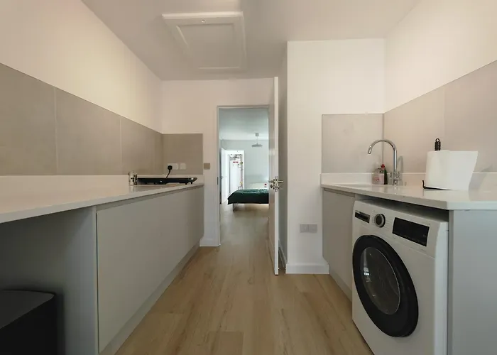 Gated 2 Guests Private House Free Parking