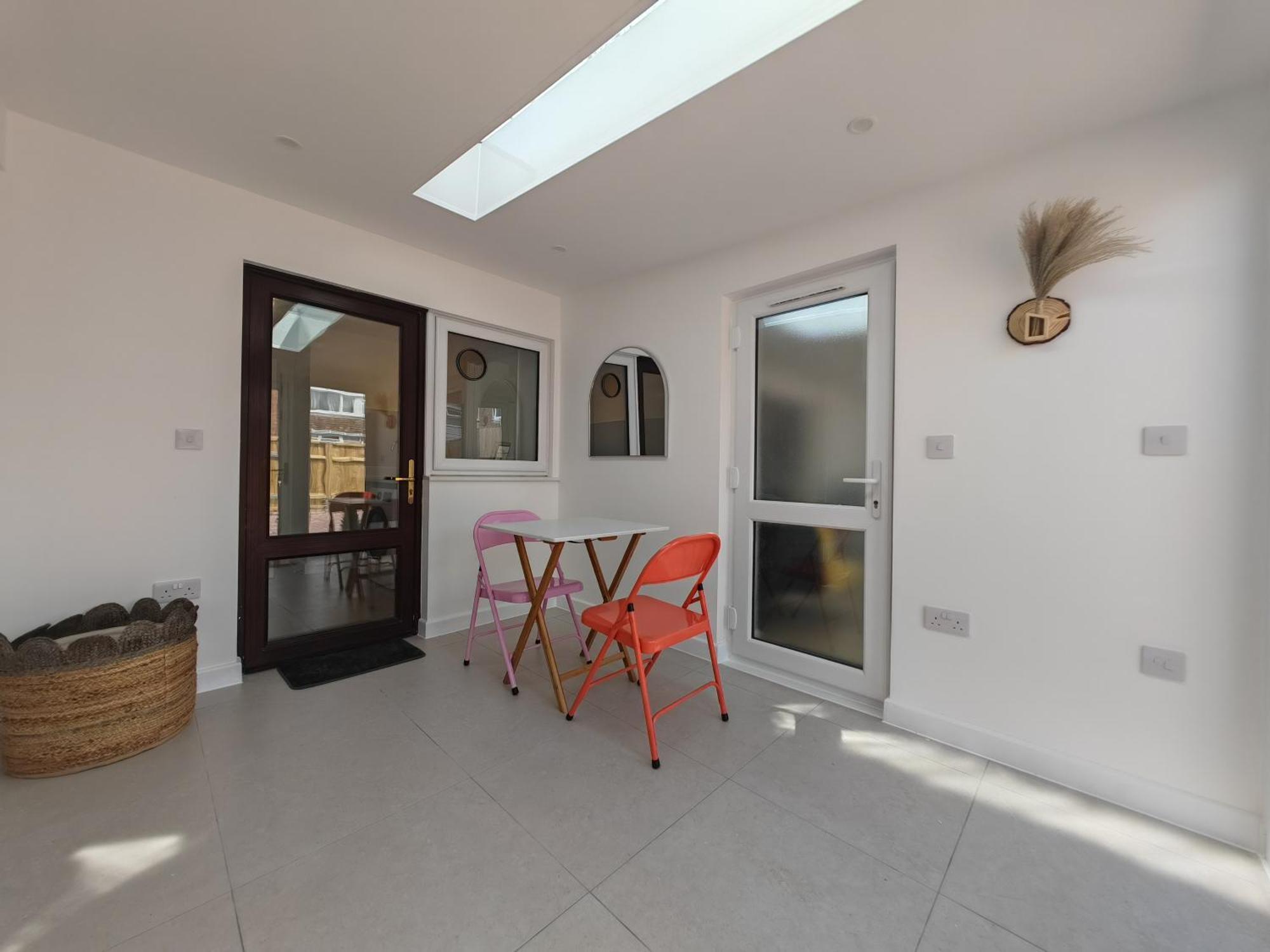 Gated 2 Guests Private House Free Parking Holiday home *
