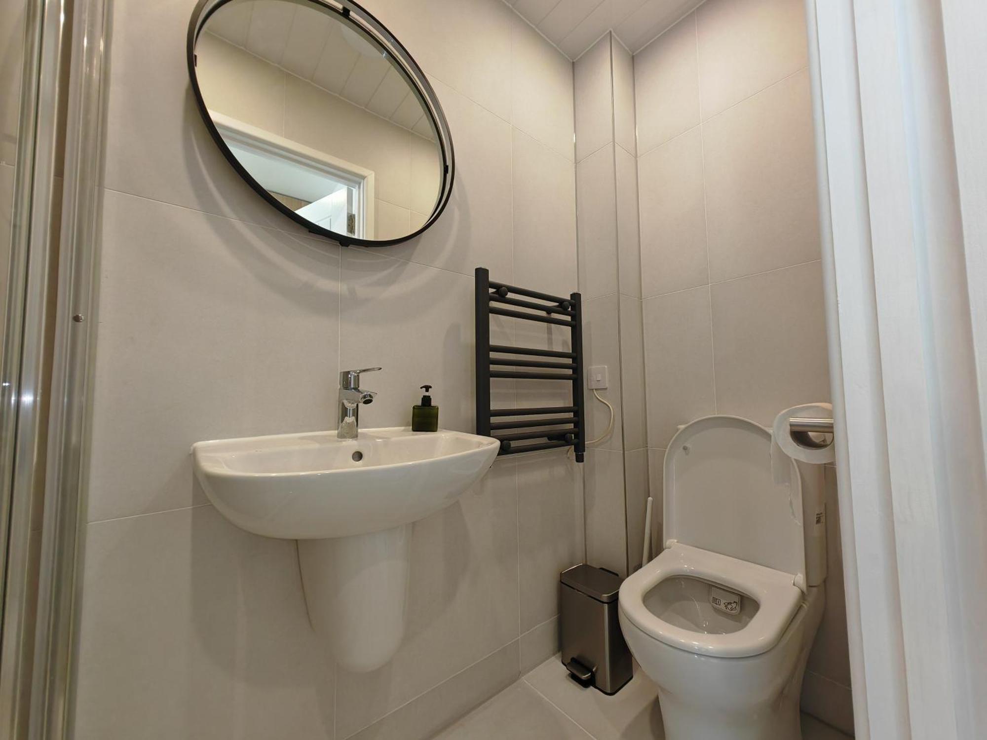 Gated 2 Guests Private House Free Parking *